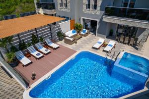 Bazén v ubytovaní Luxury VILLA BANE, heated private pool and jacuzzi, sandy beach 120m far, 12 pax alebo v jeho blízkosti
