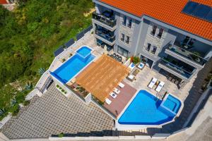 Bazén v ubytovaní Luxury VILLA BANE, heated private pool and jacuzzi, sandy beach 120m far, 12 pax alebo v jeho blízkosti