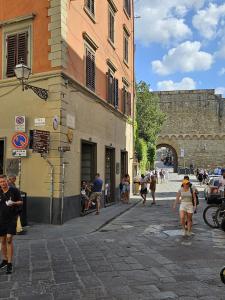 um grupo de pessoas andando por uma rua da cidade em Charming house in San Niccolò em Florença