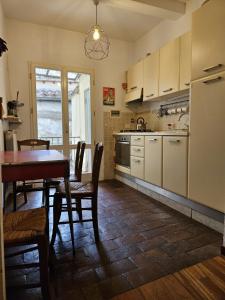 uma cozinha com uma mesa e uma sala de jantar em Charming house in San Niccolò em Florença