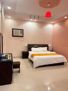 a bedroom with a large bed and a red light at جراند هاوس مدينتى in Madinaty