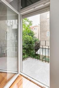 uma janela aberta com vista para uma varanda em Marinianis Premium Apartment em Zagreb