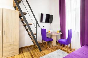 um quarto roxo com uma mesa e cadeiras roxas em Marinianis Premium Apartment em Zagreb