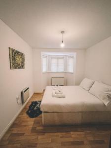Kama o mga kama sa kuwarto sa Spacious 2 bedroom apartment in Central Oxford