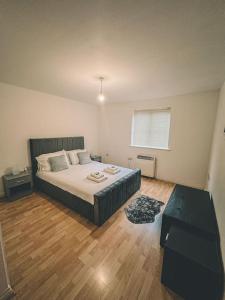 um quarto com uma cama e piso em madeira em Spacious 2 bedroom apartment in Central Oxford em Oxford