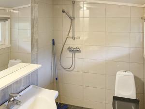 Et badeværelse på 4 person holiday home in LINDÅS-By Traum + 18 billeder