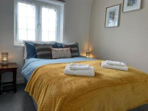 سرير أو أسرّة في غرفة في Cozy Retreat in Luton