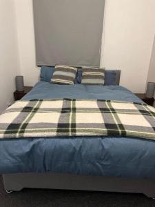 Säng eller sängar i ett rum på Cozy Retreat in Luton