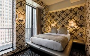 Postel nebo postele na pokoji v ubytování 45 Times Square Hotel
