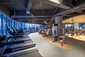 長春的住宿－Somerset Zhongmao Changchun，健身房,配有各种跑步机和机器