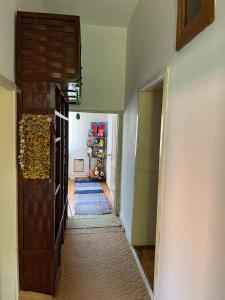 einen Flur mit Tür und ein Zimmer mit Teppichen in der Unterkunft Kobran in Kuršumlija
