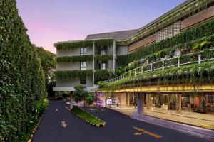 Aloft Bali Kuta at Beachwalk في كوتا: عمل بناء عليه نباتات