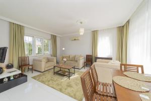 貝萊克的住宿－Residence w Terrace Garden 15 min to Belek Beach，客厅配有沙发和桌子