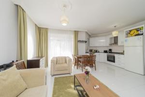 - un salon avec un canapé et une table dans l'établissement Residence w Terrace Garden 15 min to Belek Beach, à Belek