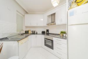 Een keuken of kitchenette bij Residence w Terrace Garden 15 min to Belek Beach