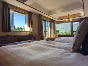 ein Hotelzimmer mit 2 Betten und einem großen Fenster in der Unterkunft Hakone Sengokuhara Prince Hotel in Hakone
