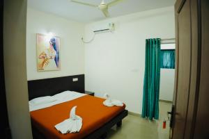 瓦卡拉的住宿－Padmatheertham Inn，一间卧室配有一张带天鹅的床