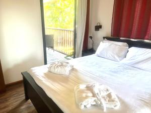 1 dormitorio con 1 cama con toallas en Cabin Eretz Ha-Kineret, en Had Nes
