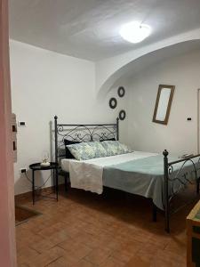 una camera bianca con un letto di Appartamento nel cuore di Campo Imperatore a Castel del Monte