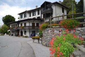 a building with flowers on the side of a street at Appartamenti Vacanze Lagolo in Lagolo di Calavino