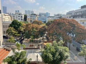 uitzicht op een stad met bomen en gebouwen bij De Sheinkin in Tel Aviv
