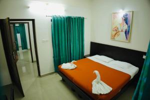 瓦卡拉的住宿－Padmatheertham Inn，一间卧室配有一张带镜子和镜子的大床