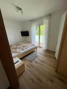 1 dormitorio con cama y ventana grande en Gastehaus Dollenz, en Tiebitsch