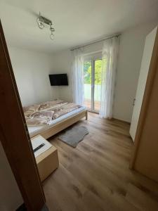 una camera da letto con un letto e una grande finestra di Gastehaus Dollenz a Tiebitsch