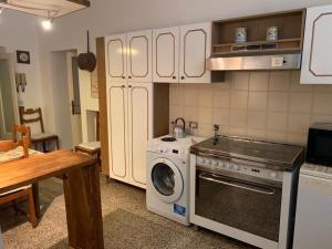 Il comprend une cuisine équipée d'une cuisinière et d'un lave-linge. dans l'établissement Casa Pucci, à Pietrasanta