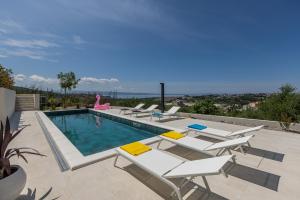 La alberca dentro o cerca de Villa Callista