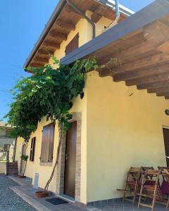 un edificio con una mesa y sillas. en Agriturismo Casa Garello, en Salice Terme