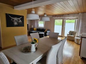 a living room with a wooden table and chairs at Große Ferienwohnung am Waldrand in Schönau