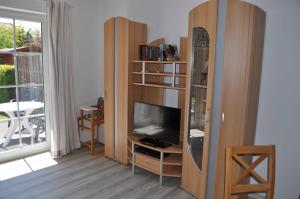 TV a/nebo společenská místnost v ubytování Nr 05 - Ferienhaus Mühlenblick Nähe Museumshafen
