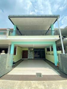 a building with a balcony on top of it at Modern Cozy Sweet House 4 ROOM 10pax@ALMA BM in Bukit Mertajam