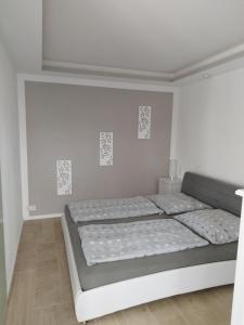 a white bedroom with a large bed in it at Fewo Treichel in Ostseebad Koserow