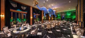 ห้องอาหารหรือที่รับประทานอาหารของ Les Ambassadeurs Hotel Casino&Marina +143 ภาพ