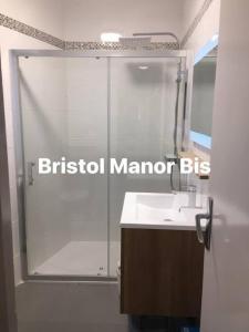 a bathroom with a shower with a sink and a mirror at Bristol Manor Bel apt F3 face aux thermes Néris in Néris-les-Bains