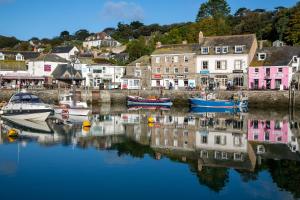 eine Gruppe von Booten liegt in einem Hafen vor Anker in der Unterkunft Trethvor House FREE PARKING Private bathroom Double in Padstow