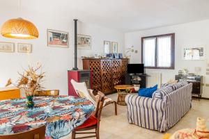 a living room with a couch and a table at Casa Luz in Giglio Porto