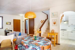 - un salon avec une table et un canapé dans l'établissement Casa Luz, à Giglio Porto