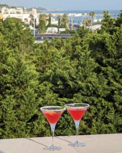 due bicchieri da vino seduti sopra un tavolo di Morello Beach Hotel a Marina di Pescoluse