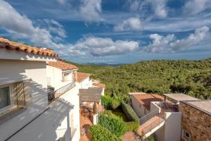 una vista desde el tejado de un edificio en ISA-Residence with swimming-pool just 4 km from Baja Sardinia, apartments with outdoor private space and air conditioning, en Cala Bitta