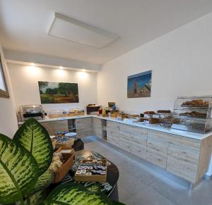 a room with a counter with aasteryasteryasteryasteryasteryasteryasteryasteryastery at Morello Beach Hotel in Marina di Pescoluse