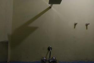 dos parquímetros en una pared en una habitación en GRG K.S.N. PAYING GUEST HOUSE, en Varanasi