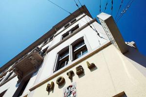 um edifício branco alto com uma janela em cima em Hotel Tannhäuser em Heidelberg