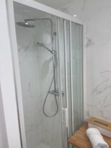 y baño con ducha y puerta de cristal. en Le Jaures 1 - Studio - RDC, en Hennebont