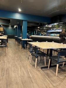 un restaurante con mesas y sillas y un bar en Star Bar Cafe & Hotel, en Launceston