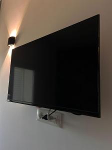 TV a/nebo společenská místnost v ubytování Bari Sea Paradise View