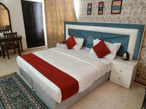 Postel nebo postele na pokoji v ubytování Surya Palace Noida + 21 fotografií