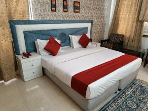 Postel nebo postele na pokoji v ubytování Surya Palace Noida